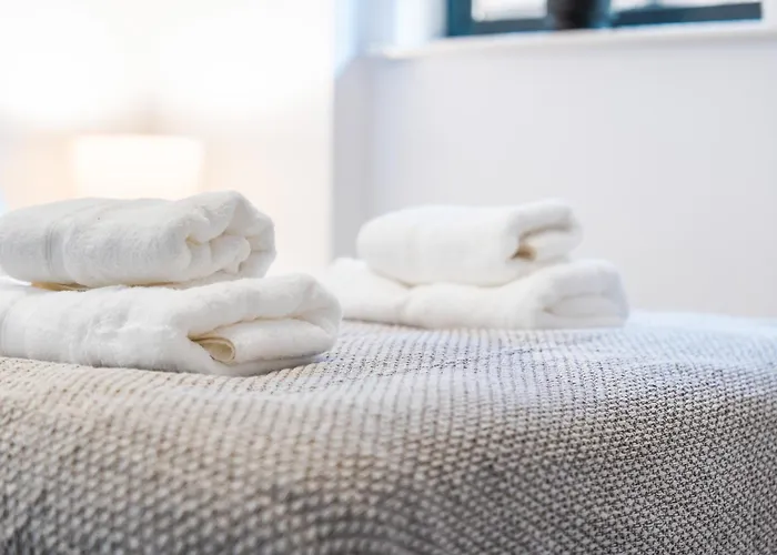 2br Centre Flat - Juliette Balcony - Sleeps 6