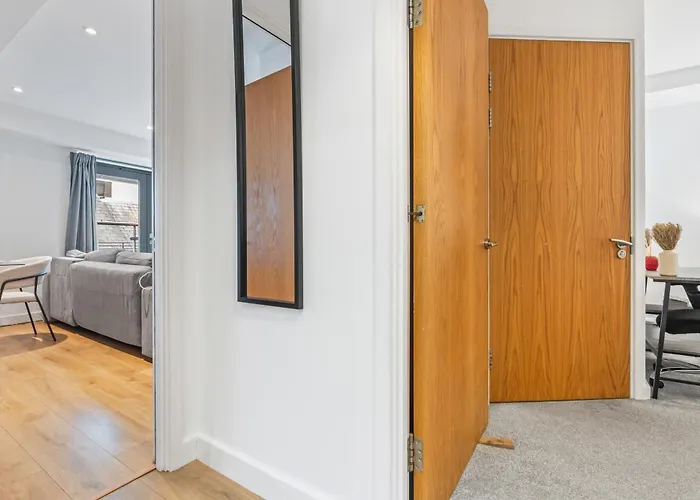 Апартаменти 2br Centre Flat - Juliette Balcony - Sleeps 6 Лідс